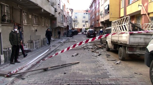Sultangazi'de uçan çatı 4 araca zarar verdi