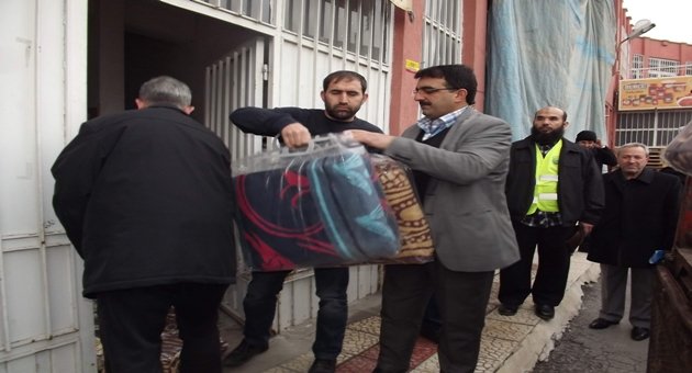  Suriyelilere 2 bin adet battaniye dağıtıldı