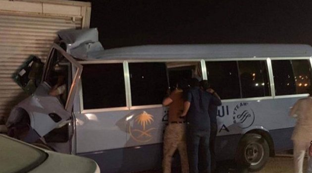 Suudi Arabistan'da hostesleri taşıyan minibüs kaza yaptı: 1 ölü 11 yaralı