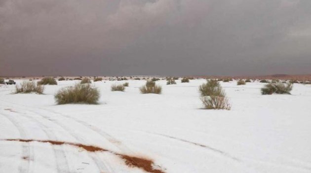 Suudi Arabistan'da kar yağdı