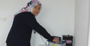 1 yıldır elektriği bağlanmayınca çareyi araba aküsünde buldu