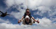 102 yaşında paraşütle atladı
