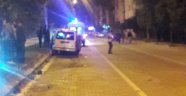 16 yaşındaki ehliyetsiz sürücü önce tıra sonra refüje çarptı