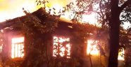 2 katlı ahşap ev yangında küle döndü