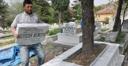 20 yıldır günlerini mezarlıklarda geçiriyor