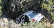25 metrelik uçuruma yuvarlanan araçtaki 4 kişi yaralı kurtarıldı