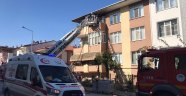 3 katlı apartmanda çıkan yangın maddi hasara yol açtı