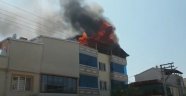 3 katlı binanın çatısı alev alev yandı !