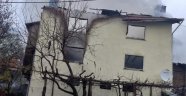 3 katlı ev kül oldu: 2 yaralı