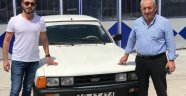 30 yıl önce satılan 12 yıl samanlıkta bekleyen otomobili bulup babalarına hediye ettiler