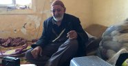 30 yıldır sokakta örgü örerek hayatını sürdürmeye çalışıyor