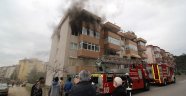 5 katlı binada çıkan yangın daireyi kullanılamaz hale getirdi