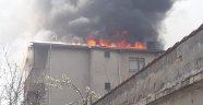 5 katlı binanın çatı katı alev alev yandı