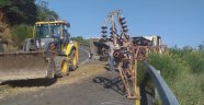 50 metrelik uçurumdan elektrik direği kurtardı