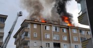 6 katlı apartmanın çatısı alev alev yandı, 8 kişi dumandan etkilendi
