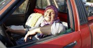 71 yaşındaki Fatma teyze kamyonet kullanarak semt pazarlarına ürün taşıyor