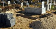 Öldü zannedilen hastanın selası verilip mezarı kazıldı