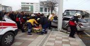 Minibüs ile otomobil çarpıştı: 5 yaralı
