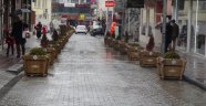 Derme sokağa dekoratif ahşap saksı yerleştirildi