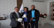 Başkan Kazgan'dan şampiyon boksöre altın ödülü‏