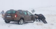 Kar yağdı 12 araç yoldan çıktı