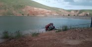 Traktör sulama göletine girdi