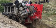 Kozluca'da Tır Devrildi: 1 Ölü