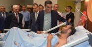 Bakan Tüfenkci, darbecilerin yaraladığı genci hastanede ziyaret etti