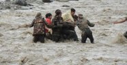Hindistan ve Bangladeş'te şiddetli yağış: 31 ölü