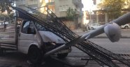 Minibüs ile kamyonet çarpıştı: 1 yaralı