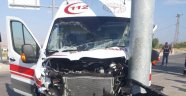 Ambulansla otomobil çarpıştı