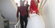 Gelin, 'Davulsuz çıkmam' dedi, damat tarafı 3 saat kapı önünde bekledi