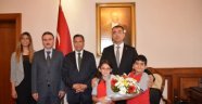 Vali Toprak öğrencileri kabul etti