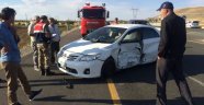 Otomobil ile kamyonet çarpıştı: 3 yaralı