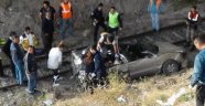Otomobil Tren Raylarına Uçtu : 4 ölü