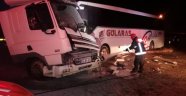 Tır ile otobüs çarpıştı: 1'i ağır 2 yaralı
