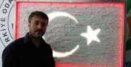 Doğal taşlardan ışıklı Türk bayrağı tablosu yaptı
