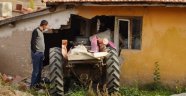 Traktör eve girdi: 1 ölü