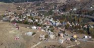 Bu köyde vatandaşlar cünüp geziyor