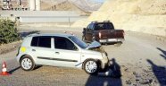 Otomobille kamyonet çarpıştı: 5 yaralı