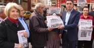 CHP'liler Cumhuriyet Gazetesi dağıttı