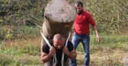 Rambo Ramazan 203 kilogramlık kütüğü sırtında taşıdı