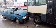Minibüs ile otomobil çarpıştı: 3 yaralı