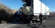 Tır ile Kamyon Çarpıştı: 1 Yaralı