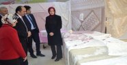Kurslarda üretilen dokuma ürünleri sergileniyor