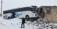 Yolcu otobüsü eve girdi: 3 yaralı