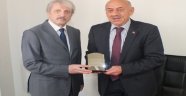 AKA Derneğinden Ağın Belediye Başkanı Serttaş'a plaket