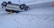 Buzda kayan araç ters döndü