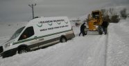 Kara saplanan cenaze aracı çıkartıldı