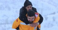 Hastayı sırtında metrelerce taşıdı